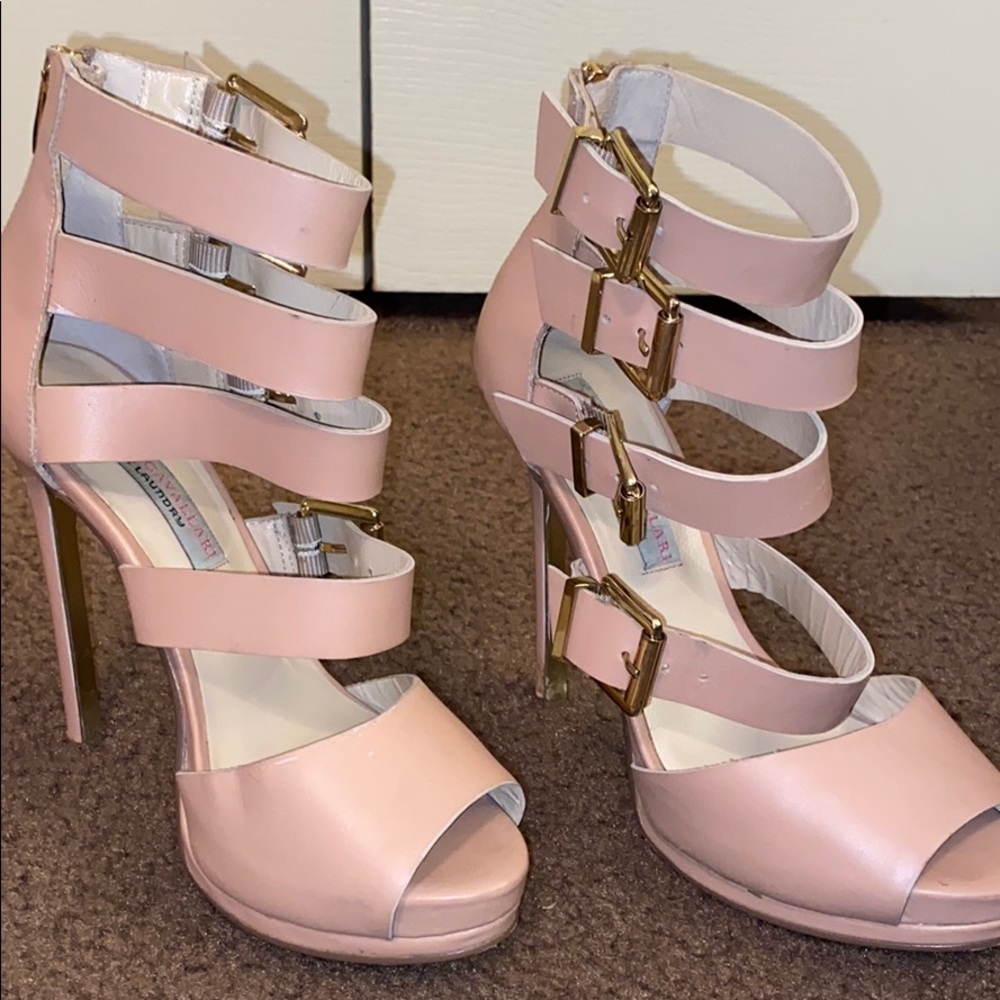 Buckle heel